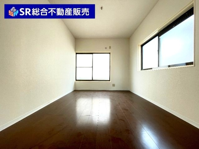 上六万寺町中古戸建の駐車場|お車をお持ちの方には必要な駐車場はシャッター付き車庫（車種による）です！大事なお車を雨風から守れます！