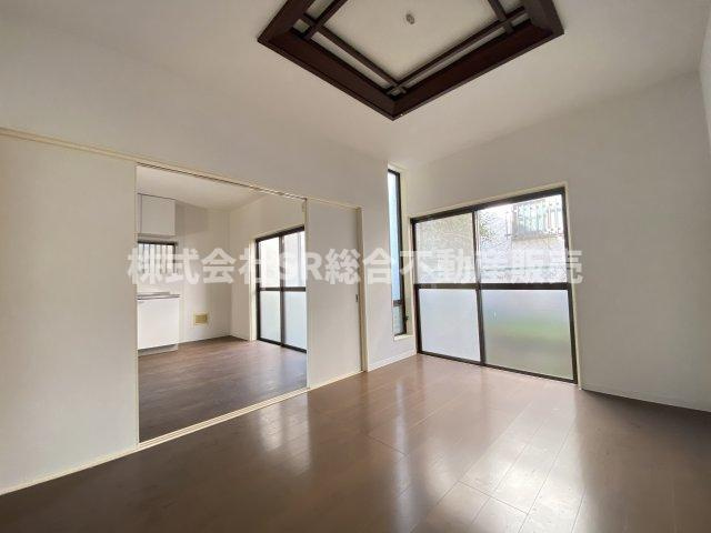 上六万寺町中古戸建の洋室|きれいな洋室です！1Fはグルっと続けて1周できます！