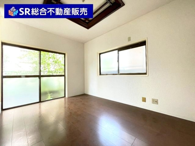 上六万寺町中古戸建の洋室|きれいな洋室です！1Fはグルっと続けて1周できます！