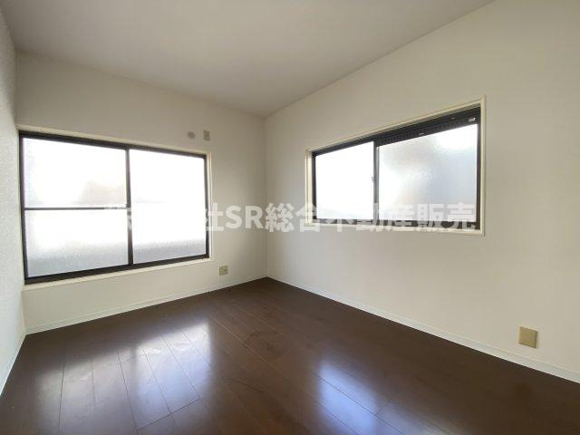 上六万寺町中古戸建の子供部屋|2面採光の明るいお部屋です♪