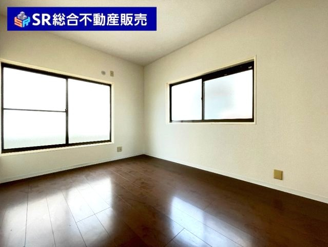 上六万寺町中古戸建の子供部屋|2面採光の明るいお部屋です♪