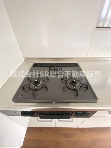 上六万寺町中古戸建のキッチン|3口コンロ、グリル付きです♪