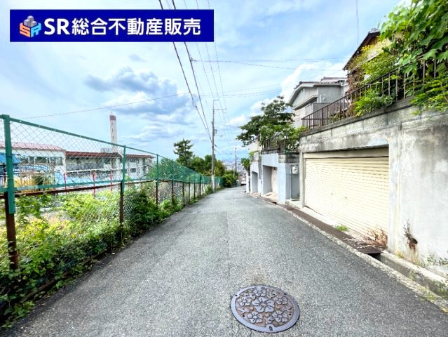 上六万寺町中古戸建の前面道路含む現地写真|前面道路含む現地写真です
