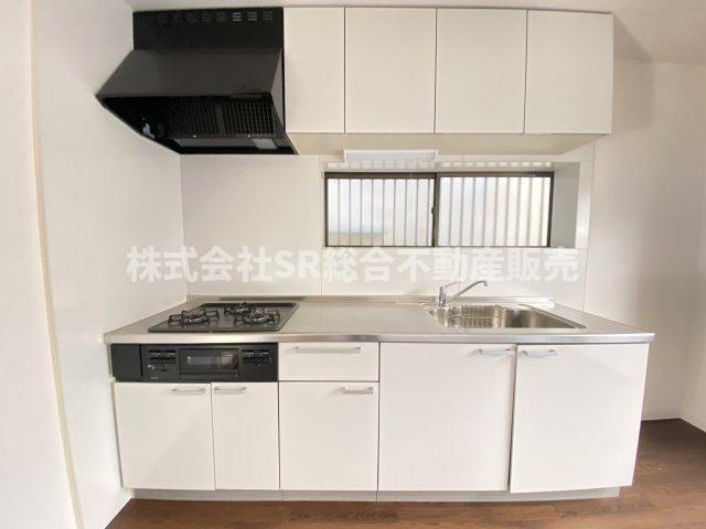 上六万寺町中古戸建のキッチン|ホワイト基調の設備が整ったシステムキッチン♪快適にお料理できます！
