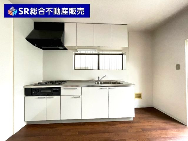上六万寺町中古戸建のキッチン|ホワイト基調の設備が整ったシステムキッチン♪快適にお料理できます！