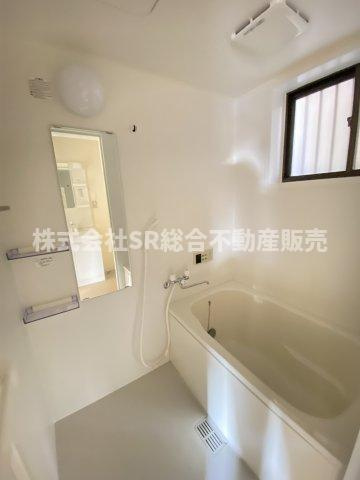 上六万寺町中古戸建の浴室|お風呂には窓もあり、換気がバッチリとできます☆