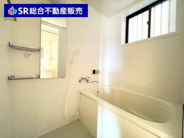 上六万寺町中古戸建の浴室|お風呂には窓もあり、換気がバッチリとできます☆