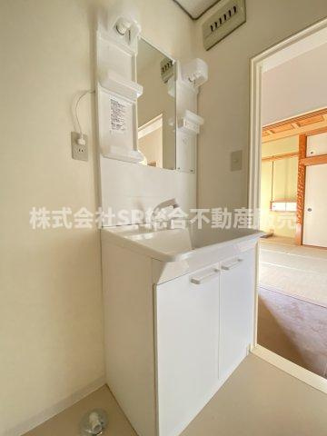 上六万寺町中古戸建の独立洗面台|独立洗面台、小物を置くことができて便利です