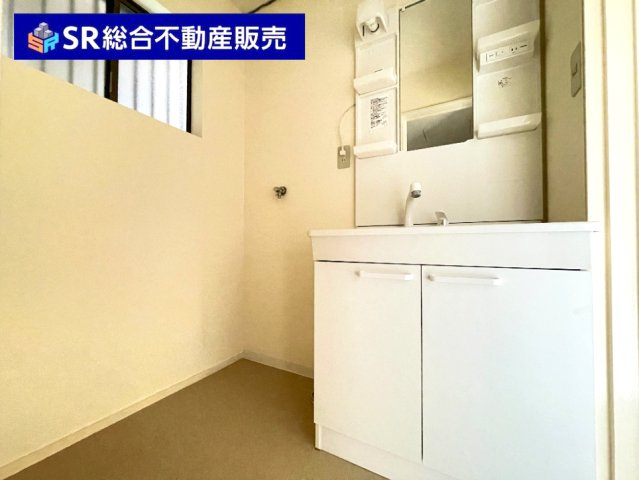 上六万寺町中古戸建の独立洗面台|独立洗面台、小物を置くことができて便利です