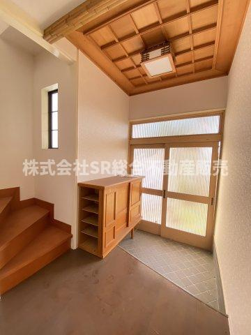 上六万寺町中古戸建の玄関|玄関にはシューズボックスもあり広めの玄関です！