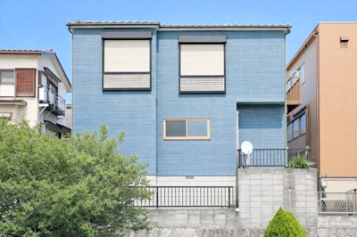【外観】 | ◆横浜市青葉区すすき野売地◆ | ◆堂々たる趣ながら、主張し過ぎずどこか余裕を感じさせるシャープなフォルムで佇む邸宅は、晴天の空と照らし合わせる事で、本来あるべき完成形の姿を見せてくれます。