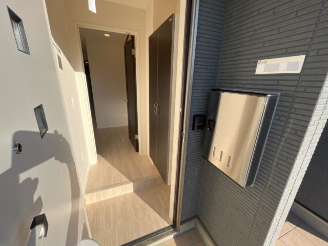 仮）水戸市平須町字尾猿塚新築アパートの浴室|宅配ボックス付の玄関（イメージ）
