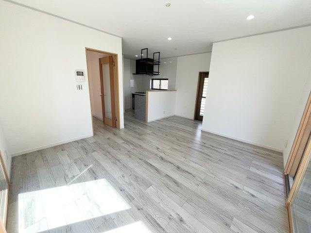 中富南　中古戸建の居間・リビング|13.5帖のリビングは空間にゆとりをもたらします♪