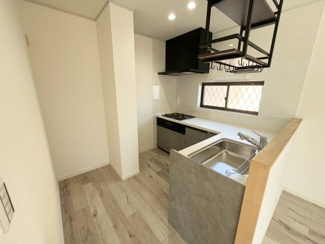 中富南　中古戸建のキッチン|L字キッチンには収納スペース豊富♪