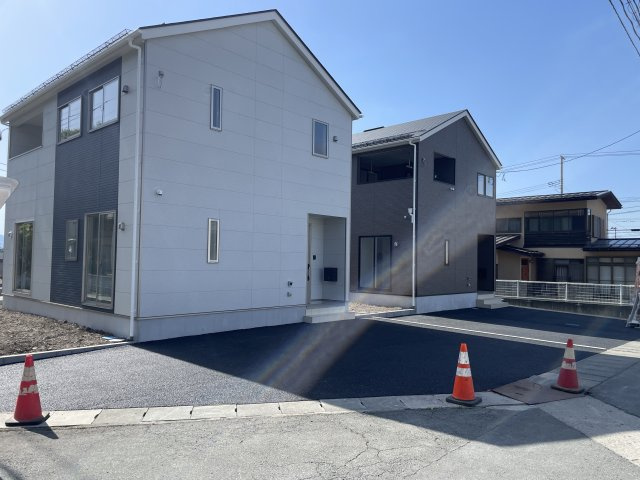 【前面道路含む現地写真】 | 【新築分譲住宅　～クレイドルガーデン～】 山形市松波　第4　☆全4棟☆ | 前面道路幅5.9ｍ～8.2ｍです。広々とした道路で車の運転がしやすくオススメです！