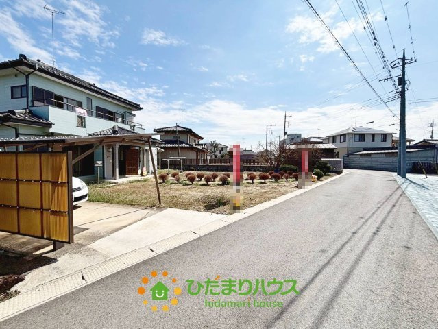 古河市中田　中古一戸建ての前面道路含む現地写真