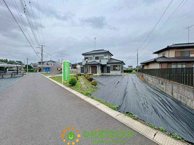 古河市中田　中古一戸建ての前面道路含む現地写真