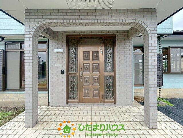 古河市中田　中古一戸建ての玄関
