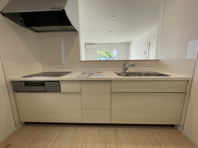 【内観：施工例】 | 【新築分譲住宅　～クレイドルガーデン～】 山形市松波　第4　☆全4棟☆ | 【Counter Kitchen】
お料理を効率的に、楽しく。ママの毎日のお料理を効率的にしてくれる動線は「１分でも家事の時間を短縮したい」という思いを叶えてくれます(*^-^*)