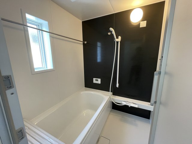 【内観：施工例】 | 【新築分譲住宅　～クレイドルガーデン～】 山形市松波　第4　☆全4棟☆ | 【Bathroom】
ゆったりとした大き目の浴槽が嬉しい。毎日の疲れを取る癒しの場所だからこそこだわった空間です。リラックスできる優しいカラーで、時を忘れるほどのんびりできる空間に。