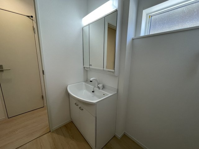 【内観：施工例】 | 【新築分譲住宅　～クレイドルガーデン～】 山形市松波　第4　☆全4棟☆ | 【Bathroom vanity】
脱衣スペースを含む空間はゆとりの広さを設け、また洗面化粧台の鏡の後ろに収納スペースを設ける事により、散らかりやすい洗面スペースをスッキリ保てます。