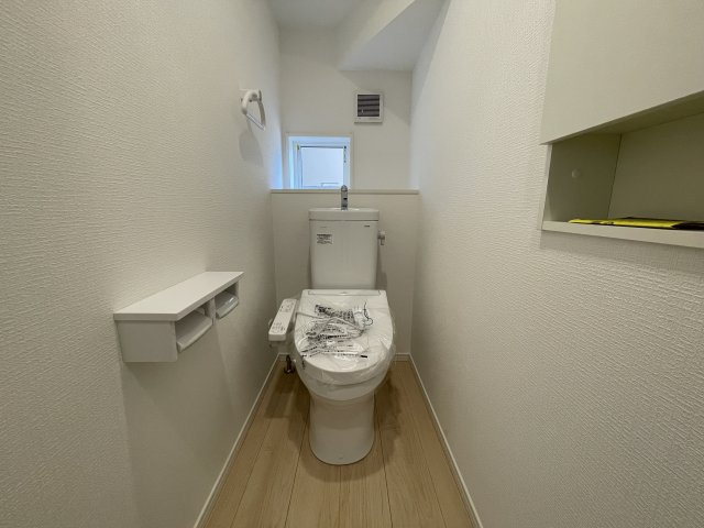 【内観：施工例】 | 【新築分譲住宅　～クレイドルガーデン～】 山形市松波　第4　☆全4棟☆ | 【Toilet】
ウォシュレット機能付きシャワートイレは、ツイントルネード洗浄なので、少ない水でもしっかりと前方の返し部分から後方部までしっかり洗浄！