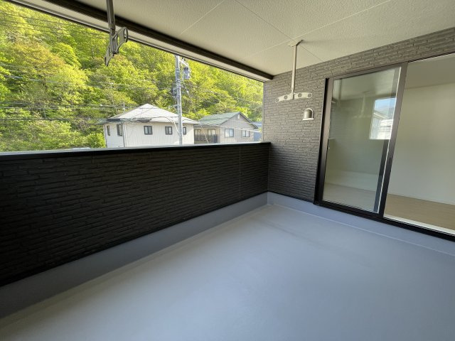 【内観：施工例】 | 【新築分譲住宅　～クレイドルガーデン～】 山形市松波　第4　☆全4棟☆ | 【Balcony】
屋根付きでひろびろバルコニーですので、物干しは勿論、お酒を飲みながら寛ぐスペースとしてもいかがでしょうか？