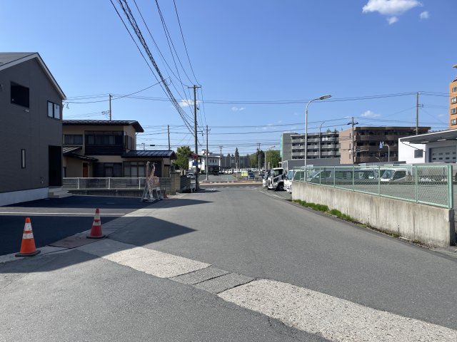 【前面道路含む現地写真】 | 【新築分譲住宅　～クレイドルガーデン～】 山形市松波　第4　☆全4棟☆ | 前面道路幅5.9ｍ～8.2ｍです。広々とした道路で車の運転がしやすくオススメです！