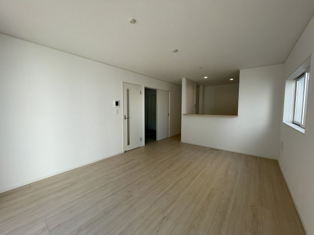 【居間・リビング】 | 【新築分譲住宅　～クレイドルガーデン～】 山形市松波　第4　☆全4棟☆ | 【Living room】
家族の食事や団らんのほか、子どもを遊ばせたり、友人を招いたりするLDKは住まいの中心です。
長時間過ごす場所だからこそ、ほっと落ち着く安心感のある場所にしたいですよね♪