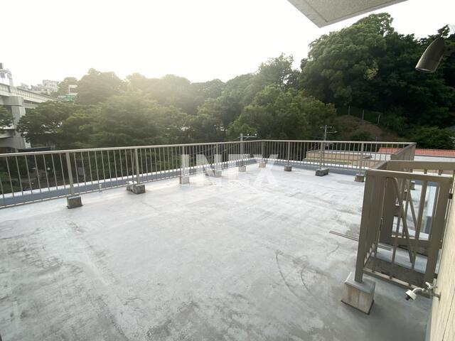 横浜市西区南軽井沢の賃貸マンションのバルコニー|広々ルーフバルコニー