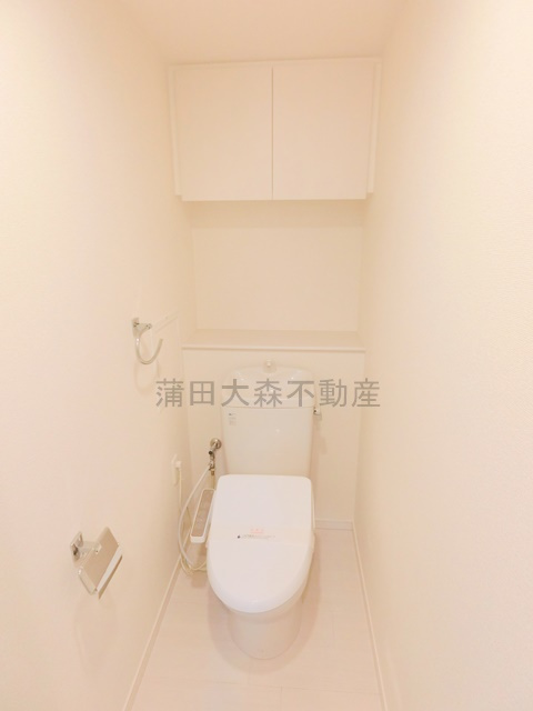 コスモリード西馬込のトイレ|棚収納と温水洗浄便座付きのトイレ　
