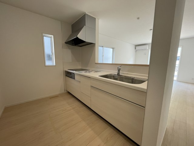 【内観：施工例】 | 【新築分譲住宅　～クレイドルガーデン～】 山形市松波　第4　☆全4棟☆ | 【Counter Kitchen】
お料理を効率的に、楽しく。ママの毎日のお料理を効率的にしてくれる動線は「１分でも家事の時間を短縮したい」という思いを叶えてくれます(*^-^*)