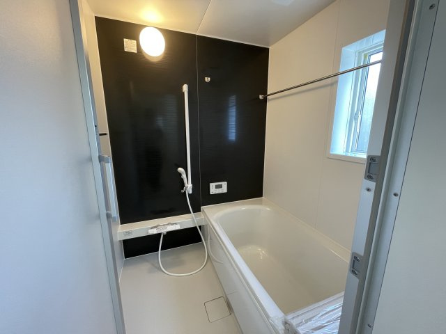 【内観：施工例】 | 【新築分譲住宅　～クレイドルガーデン～】 山形市松波　第4　☆全4棟☆ | 【Bathroom】
ゆったりとした大き目の浴槽が嬉しい。毎日の疲れを取る癒しの場所だからこそこだわった空間です。リラックスできる優しいカラーで、時を忘れるほどのんびりできる空間に。