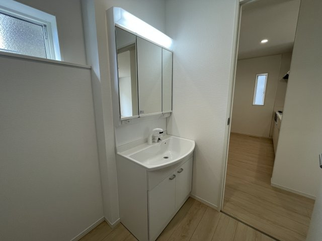 【内観：施工例】 | 【新築分譲住宅　～クレイドルガーデン～】 山形市松波　第4　☆全4棟☆ | 【Bathroom vanity】
脱衣スペースを含む空間はゆとりの広さを設け、また洗面化粧台の鏡の後ろに収納スペースを設ける事により、散らかりやすい洗面スペースをスッキリ保てます。