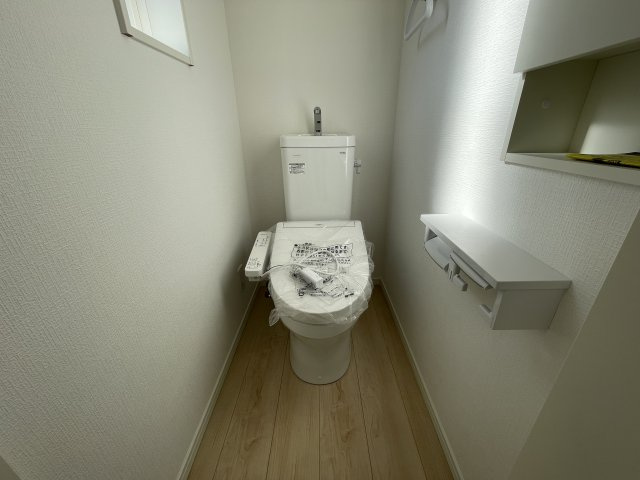 【内観：施工例】 | 【新築分譲住宅　～クレイドルガーデン～】 山形市松波　第4　☆全4棟☆ | 【Toilet】
ウォシュレット機能付きシャワートイレは、ツイントルネード洗浄なので、少ない水でもしっかりと前方の返し部分から後方部までしっかり洗浄！
