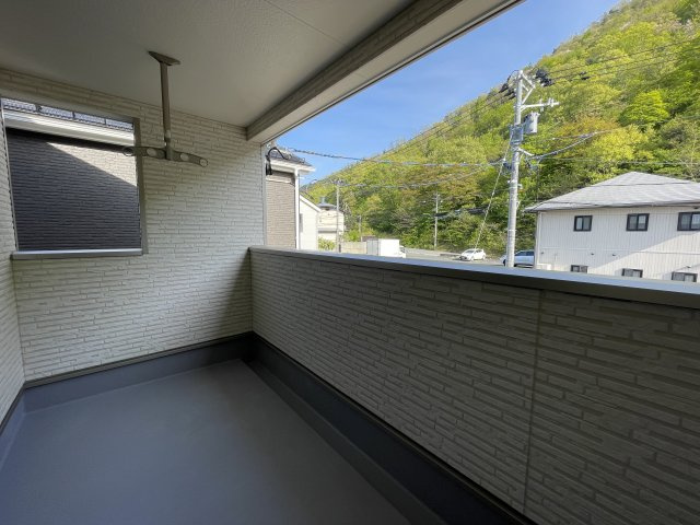 【内観：施工例】 | 【新築分譲住宅　～クレイドルガーデン～】 山形市松波　第4　☆全4棟☆ | 【Balcony】
屋根付きでひろびろバルコニーですので、物干しは勿論、お酒を飲みながら寛ぐスペースとしてもいかがでしょうか？