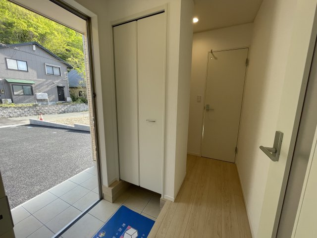 【内観：施工例】 | 【新築分譲住宅　～クレイドルガーデン～】 山形市松波　第4　☆全4棟☆ | 【Entrance】
玄関ドアと小窓からの光が明るさを演出します。シューズクローゼットには写真や季節のお花を飾ることが出来ますよ♪