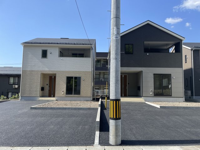 【前面道路含む現地写真】 | 【新築分譲住宅　～クレイドルガーデン～】 山形市松波　第4　☆全4棟☆ | 前面道路幅5.9ｍ～8.2ｍです。広々とした道路で車の運転がしやすくオススメです！