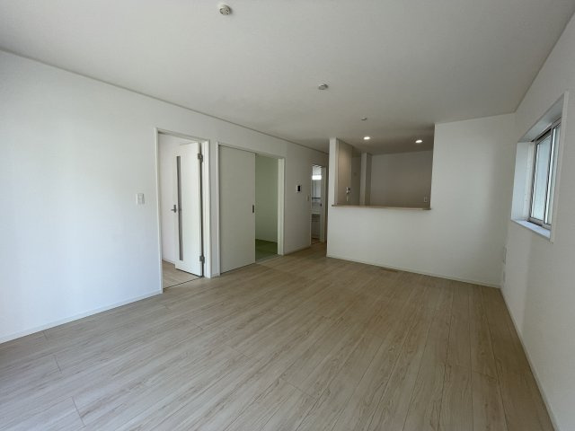 【居間・リビング】 | 【新築分譲住宅　～クレイドルガーデン～】 山形市松波　第4　☆全4棟☆ | 【Living room】
家族の食事や団らんのほか、子どもを遊ばせたり、友人を招いたりするLDKは住まいの中心です。
長時間過ごす場所だからこそ、ほっと落ち着く安心感のある場所にしたいですよね♪