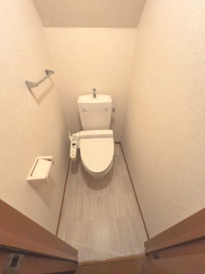 スリーズ国立のトイレ|落ち着いた色調のトイレです