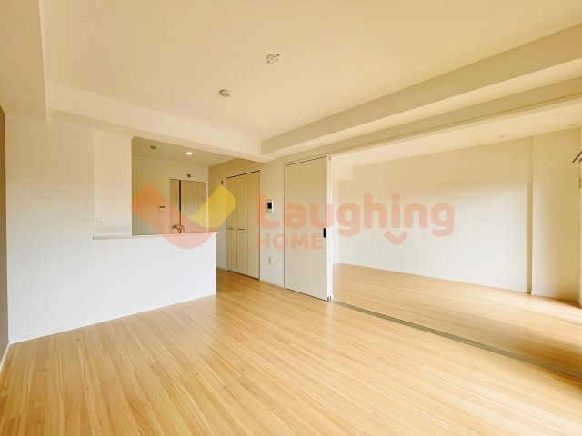 久留米市合川町の賃貸マンションの居間・リビング|こちらのリビングで趣味の時間をお楽しみください