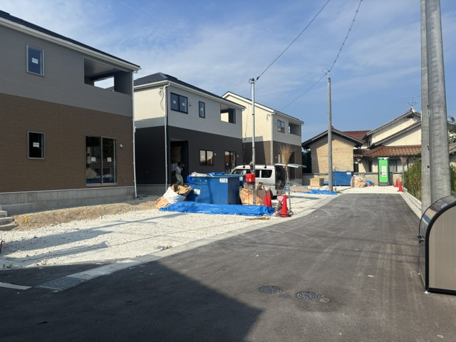【竹矢町・3区画販売】竹矢町第2-1号棟の前面道路含む現地写真|ゴミ置場