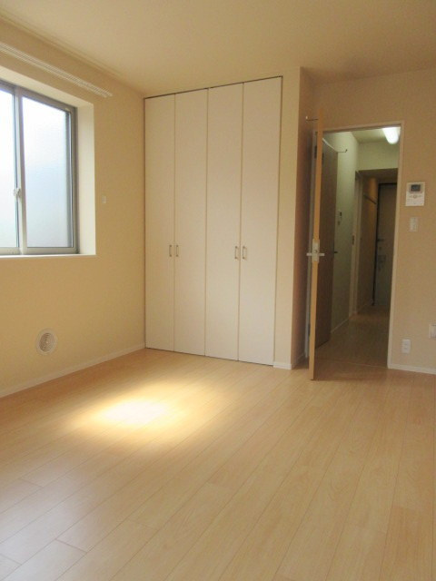 ル・ポール上大岡の居間・リビング|南東向き角部屋２面採光　広々した洋室７．６帖