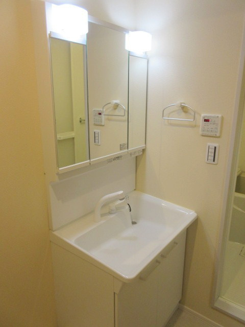 ル・ポール上大岡の洗面所|３面鏡付の広々したシャンプードレッサー