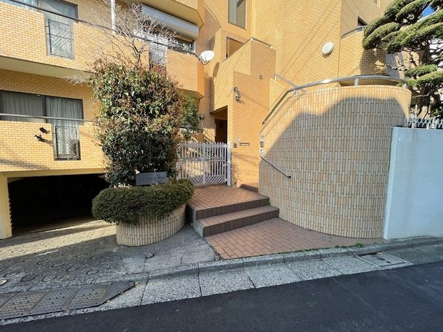 アトウェル神山のエントランス