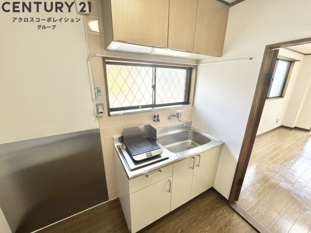 1口IHコンロ付きのシンプルなキッチン