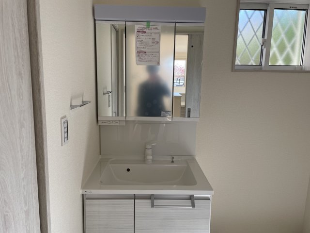 並木町3丁目戸建賃貸住宅の洗面所|忙しい朝には欠かせない洗面所です