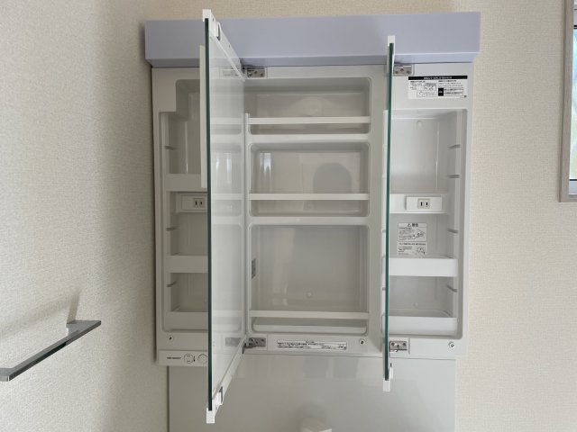 並木町3丁目戸建賃貸住宅の洗面所|洗髪洗面化粧台・三面鏡でございます。