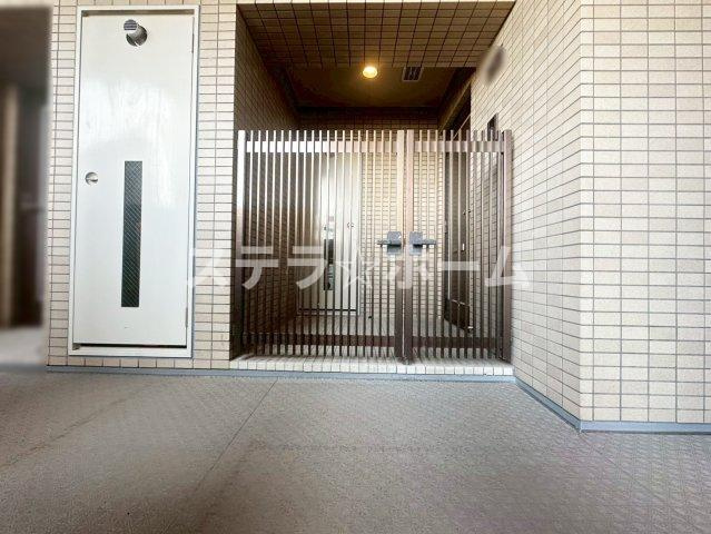 ファミール鶴見の玄関|専用玄関ポーチ