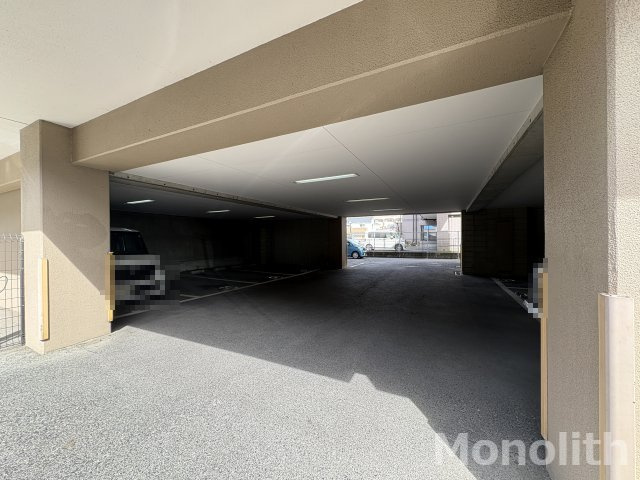 モナークシャトーの駐車場